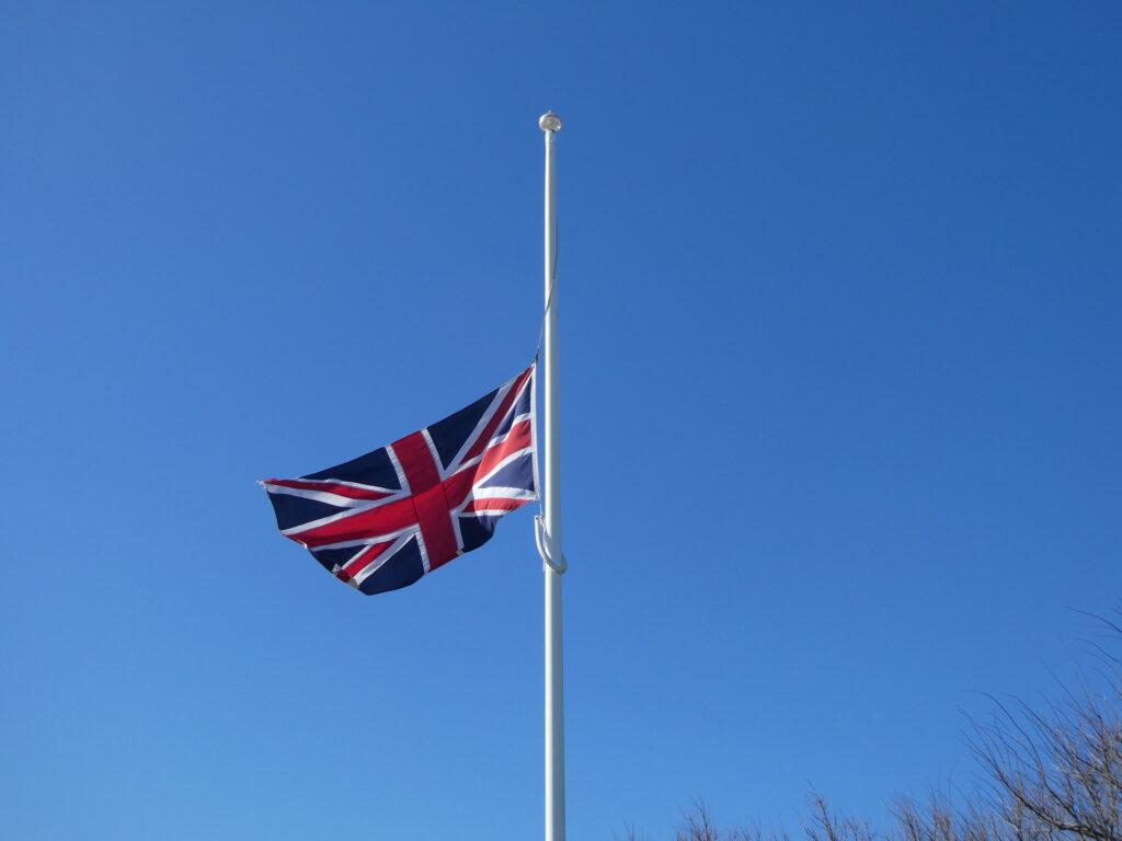  Sebastiandoe5 (https://commons.wikimedia.org/wiki/File:Union_Jack_Half-mast.jpg), „Union Jack Half-mast“, https://creativecommons.org/licenses/by-sa/4.0/legalcode 