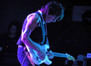 Marco Rosanova (https://commons.wikimedia.org/wiki/File:Jeff_Beck_(56341210).jpeg), „Jeff Beck (56341210)“, https://creativecommons.org/licenses/by/3.0/legalcode